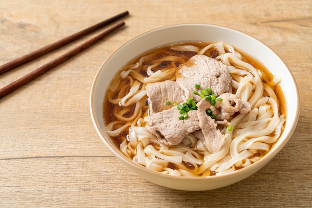 nouilles ramen udon maison avec du porc dans une soupe de soja ou de shoyu