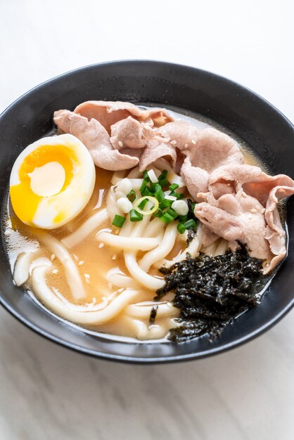 nouilles ramen udon avec soupe au porc