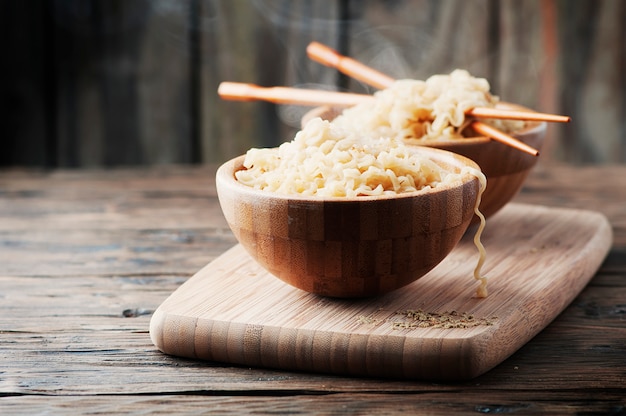 Nouilles de restauration rapide asiatique sur la table en bois