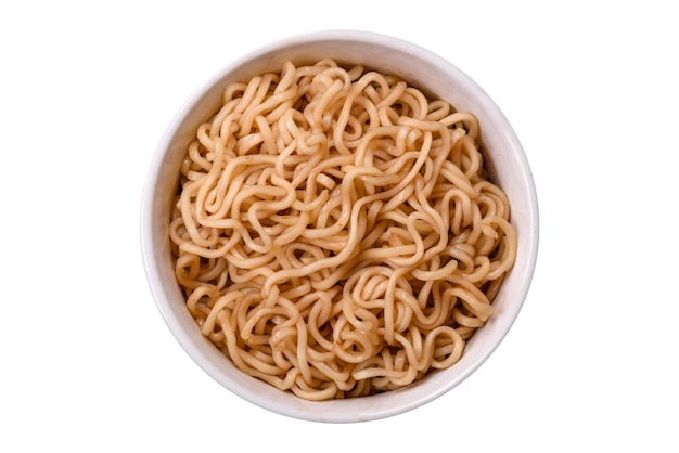 Des nouilles de riz asiatiques avec du sel et des épices