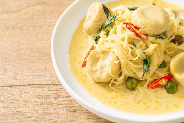 Nouilles de riz au curry vert et boule de poisson - style de cuisine thaïlandaise