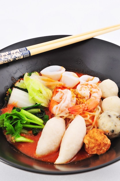 Nouilles de riz aux crevettes et boule de poisson en soupe rouge Yen Ta Fo