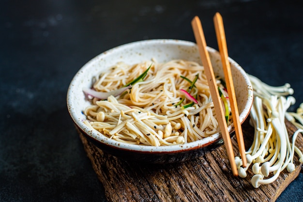 nouilles de riz Champignons Enoki pâtes cellophane de légumes Soupe Miso Ramen funchose pho fruits de mer