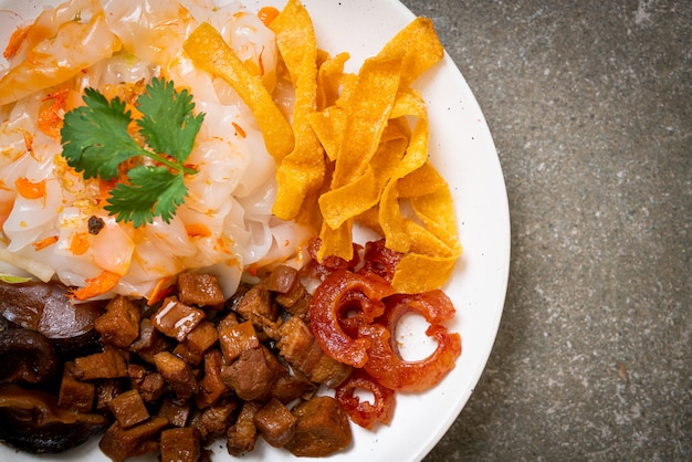 Nouilles De Riz Chinois à La Vapeur Avec Du Porc Et Du Tofu à La Sauce Soja Sucrée - Style Cuisine Asiatique