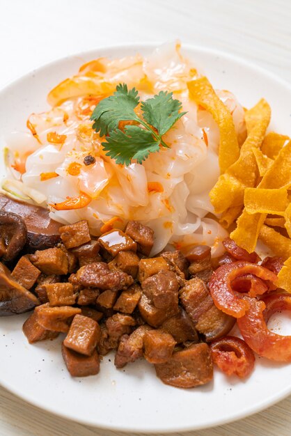 Nouilles de riz chinois à la vapeur avec du porc et du tofu à la sauce soja sucrée