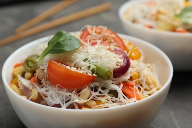 Des nouilles de riz cuites avec des légumes sur la table en gros plan