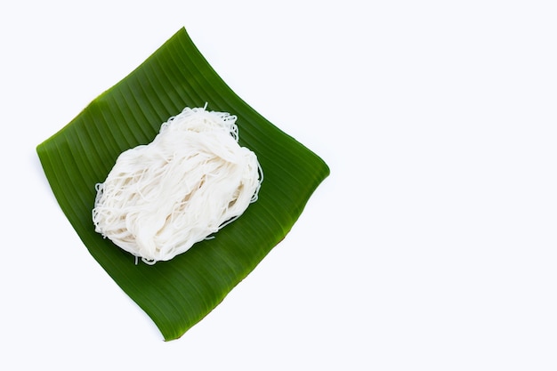 Nouilles de riz sur feuille de bananier