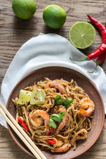 Nouilles de riz frites thaï aux crevettes