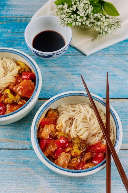 Photo nouilles de riz avec légumes sautés dans un bol. nourriture chinoise.