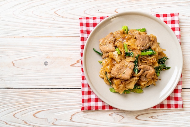 Nouilles de riz sautées avec sauce soja noire et porc et chou frisé