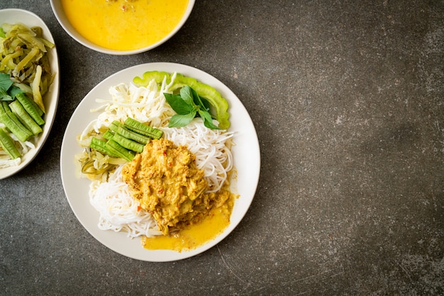 Nouilles de riz thaï au curry de crabe et légumes variés