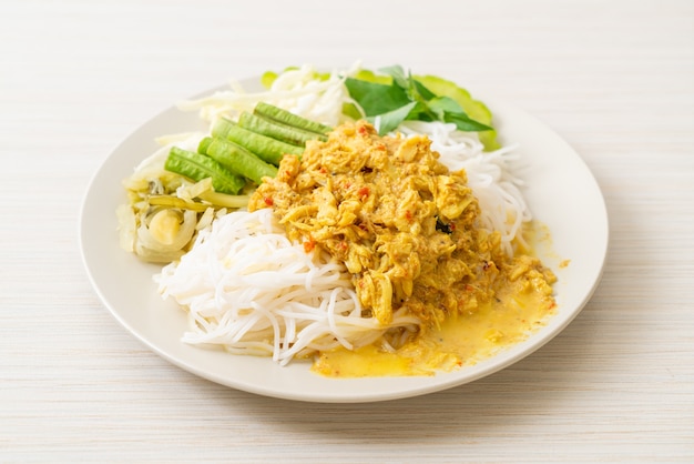 Nouilles de riz thaï au curry de crabe et légumes variés