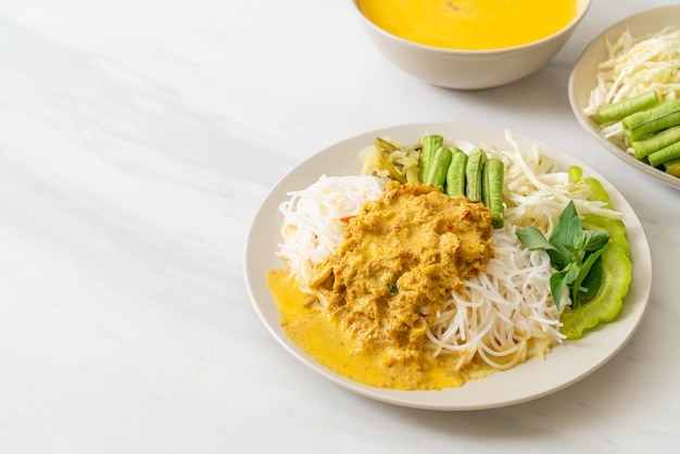 Nouilles de riz thaï au curry de crabe et légumes variés
