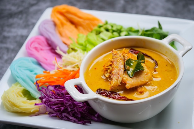 Nouilles de riz thaï dans une sauce au curry avec des légumes