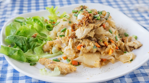 Nouilles sautées au poulet (cuisine thaïlandaise).