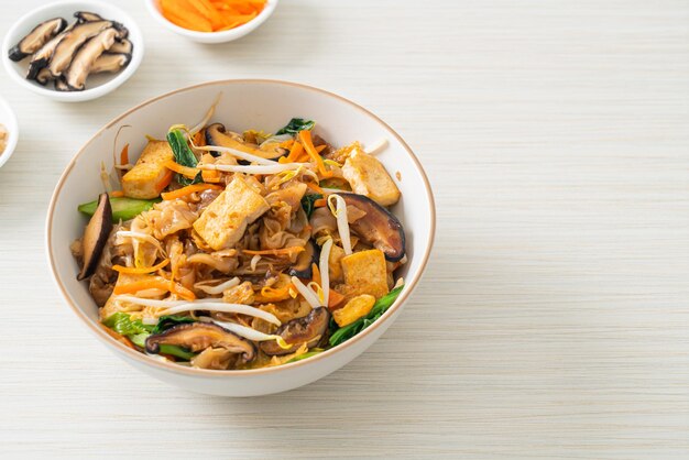 nouilles sautées au tofu et légumes - style de cuisine végétalienne et végétarienne