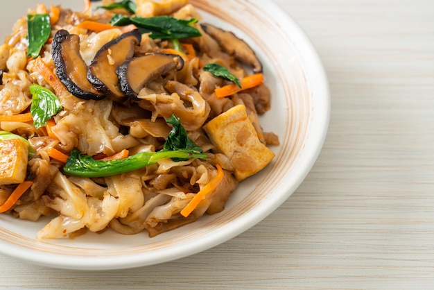 nouilles sautées au tofu et légumes - style de cuisine végétalienne et végétarienne