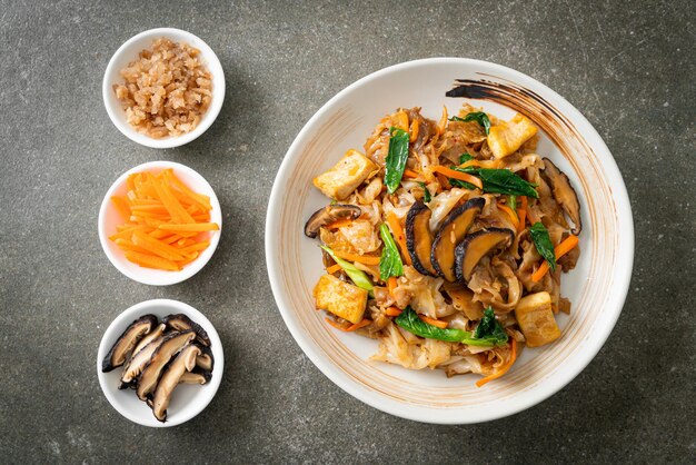 nouilles sautées au tofu et légumes - style végétalien et végétarien