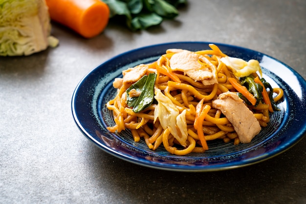 Nouilles sautées au yakisoba au poulet