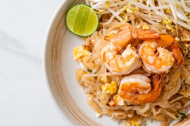 nouilles sautées aux crevettes et choux ou Pad Thai - style cuisine asiatique