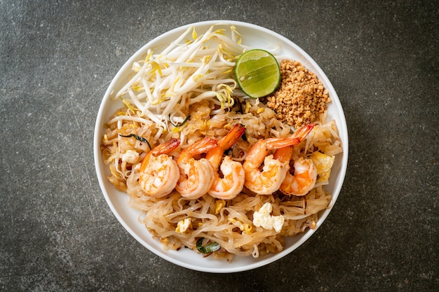 nouilles sautées aux crevettes et pousses ou pad thaï - cuisine asiatique
