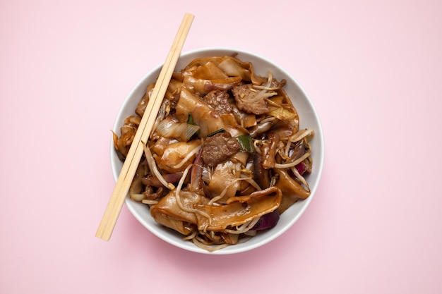 Nouilles sautées aux légumes et boeuf dans un bol blanc