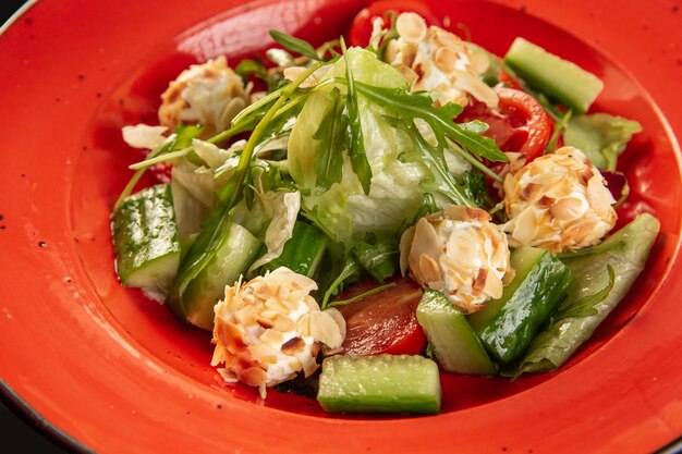 Nouilles sautées aux légumes et crevettes dans un bol noir Fond ardoise Vue de dessus Espace copie