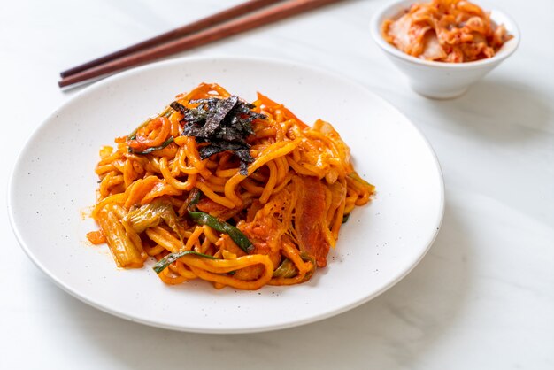 Photo nouilles sautées avec sauce épicée coréenne et légumes