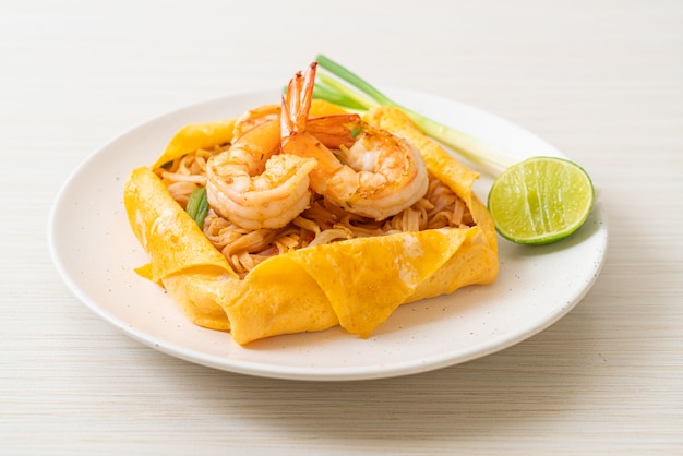 Nouilles sautées thaï aux crevettes et enveloppement aux œufs (Pad Thai)