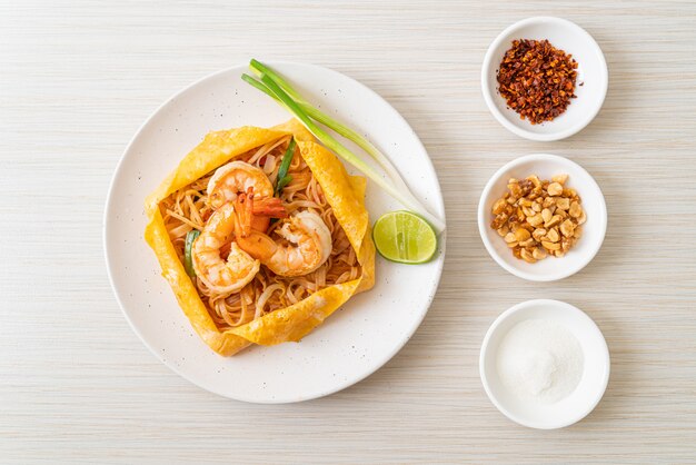 Nouilles sautées thaï aux crevettes et enveloppement aux œufs (Pad Thai)