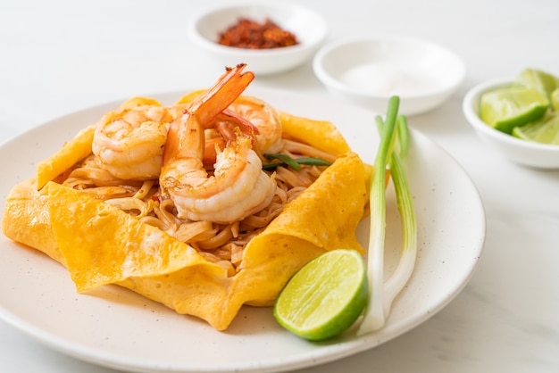 Nouilles sautées thaï aux crevettes et enveloppement aux œufs