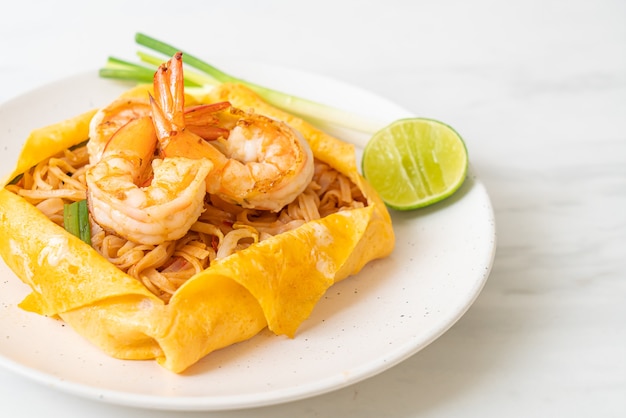 Nouilles sautées thaï aux crevettes et wrap aux œufs (Pad Thai)