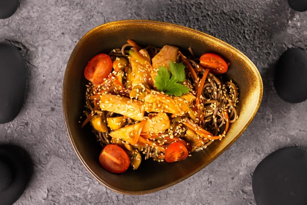 Nouilles sautées Udon au saumon et légumes Cuisine asiatique