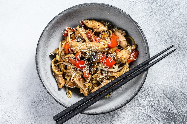 Nouilles sautées Udon avec viande de poulet et sésame