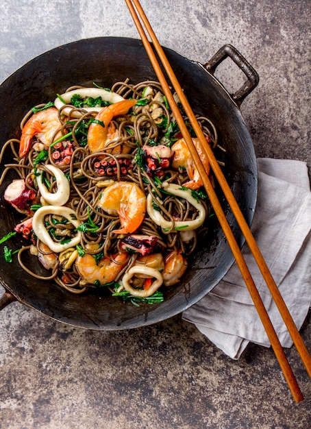 Nouilles savoureuses aux fruits de mer dans une casserole