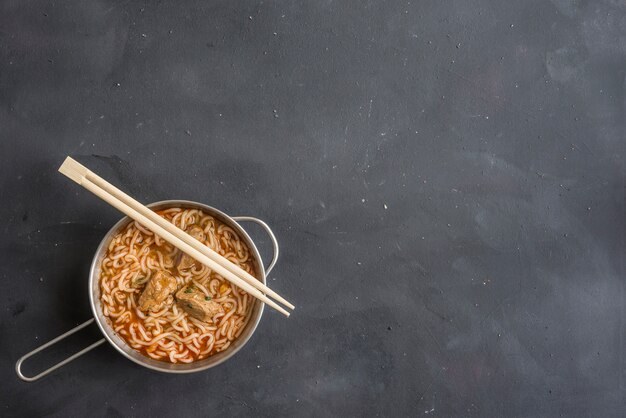 Nouilles Schezwan ou Hakka aux légumes une des recettes indo-chinoises populaires.