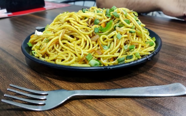 Nouilles Schezwan ou nouilles Hakka aux légumes ou chow mein