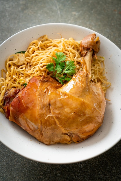 Nouilles séchées avec bol de poulet braisé - Cuisine asiatique