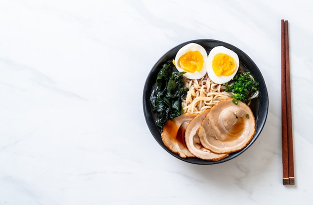 Nouilles shoyu ramen au porc et à l&#39;œuf