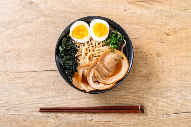 Nouilles shoyu ramen au porc et à l&#39;œuf