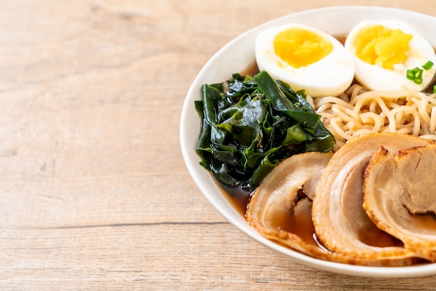 Nouilles Shoyu ramen au porc et à l&#39;œuf