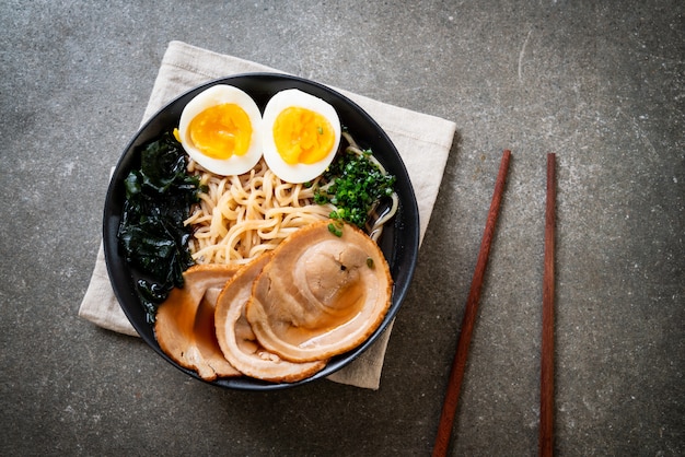 Nouilles Shoyu ramen au porc et à l&#39;œuf