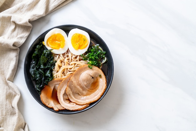 Nouilles Shoyu ramen au porc et à l&#39;œuf