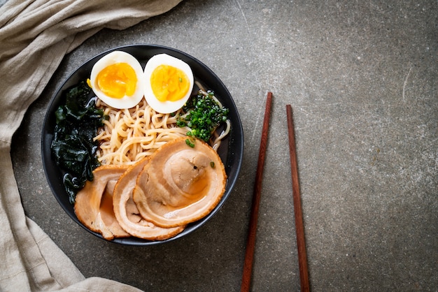 Nouilles Shoyu ramen au porc et à l'œuf