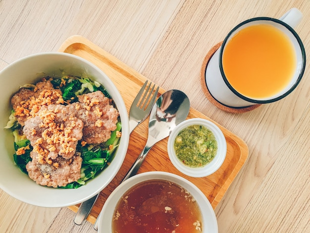 Nouilles simples faites maison servies sur une assiette en bois