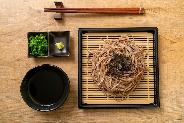 nouilles soba au sarrasin froid ou ramen zaru