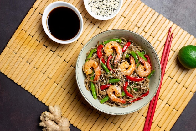 Nouilles soba aux crevettes, poivrons et haricots verts. Cuisine japonaise. Nourriture asiatique.