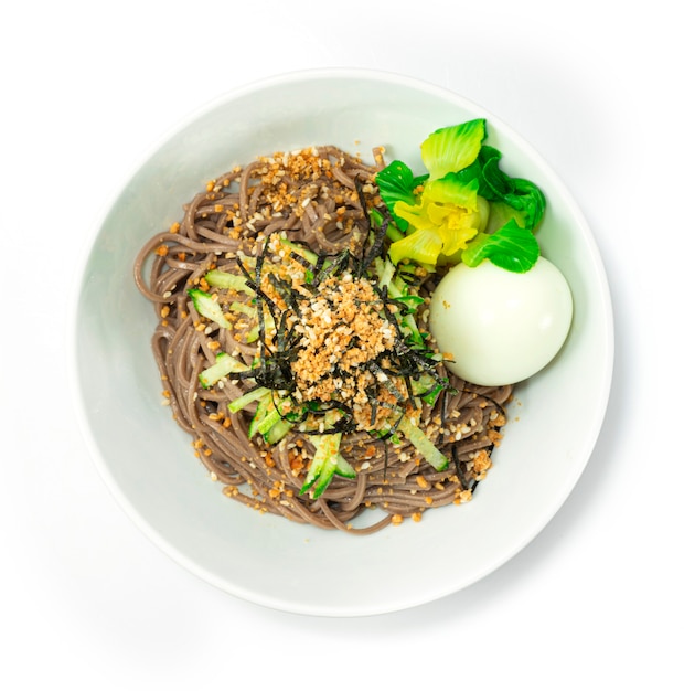 Nouilles Soba dans un bol isolé sur fond blanc