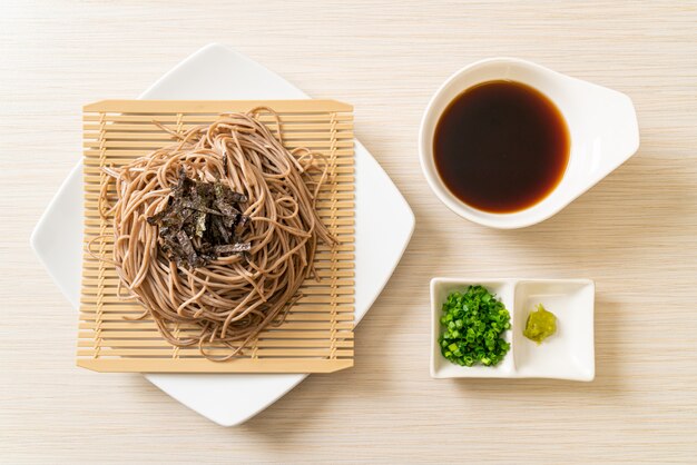 nouilles soba froides au sarrasin ou ramen zaru