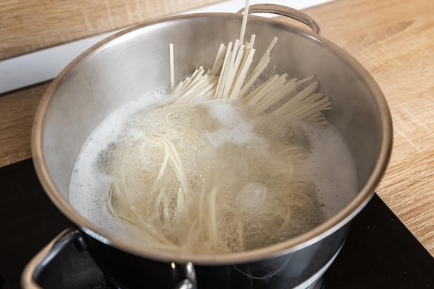 Les nouilles sont cuites dans une casserole